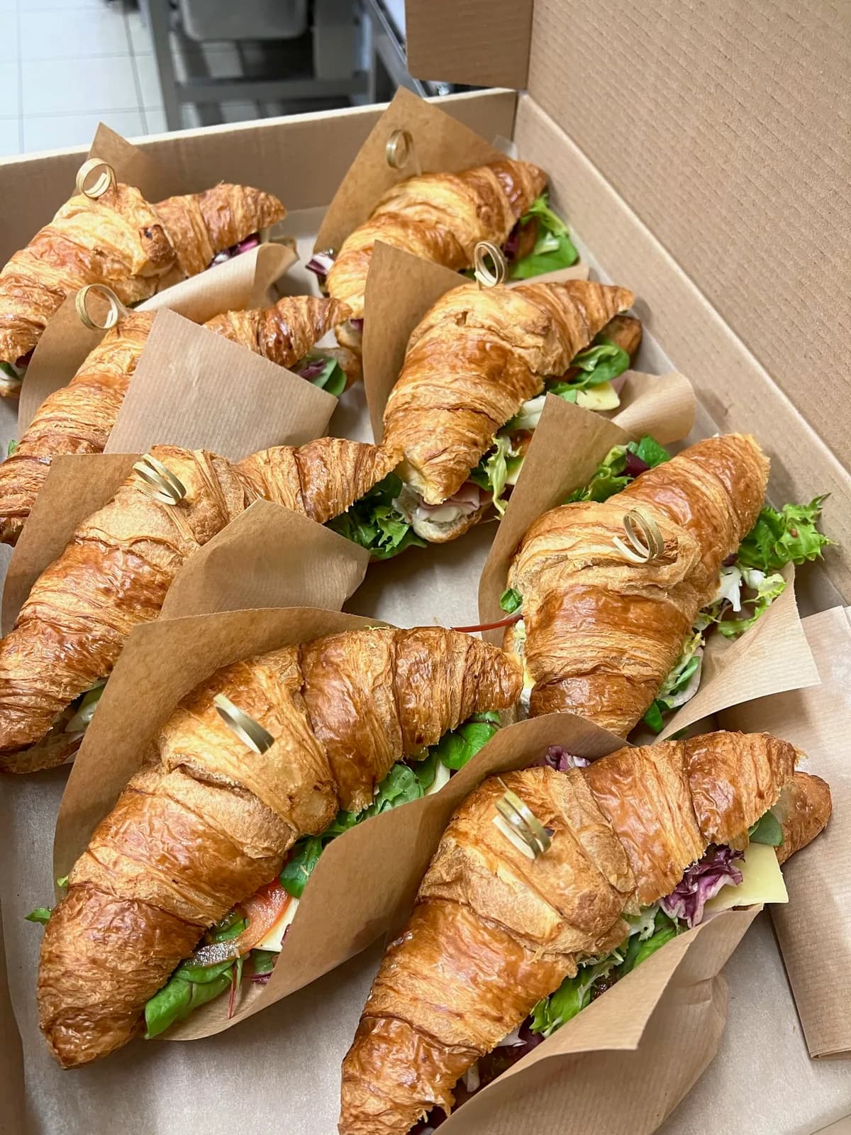 Croissantové sendviče připravené v krabici na rozvoz