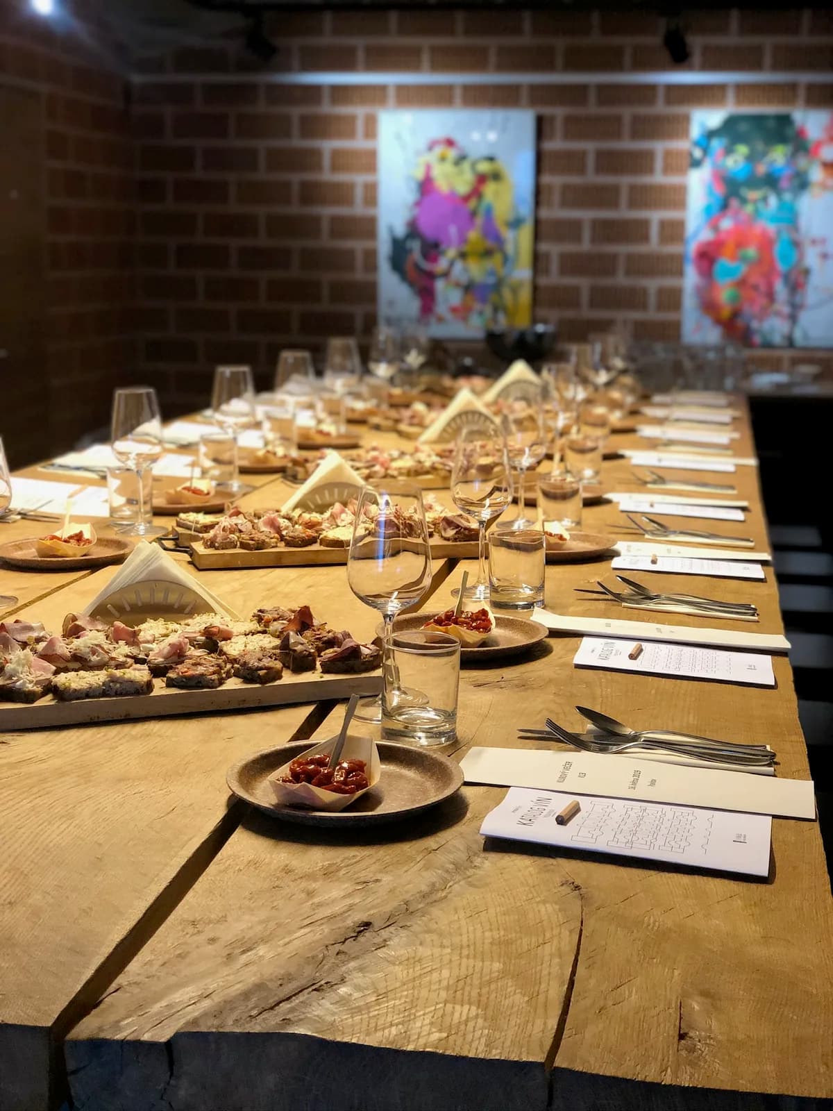 Stůl připravený k firemní degustaci tapas