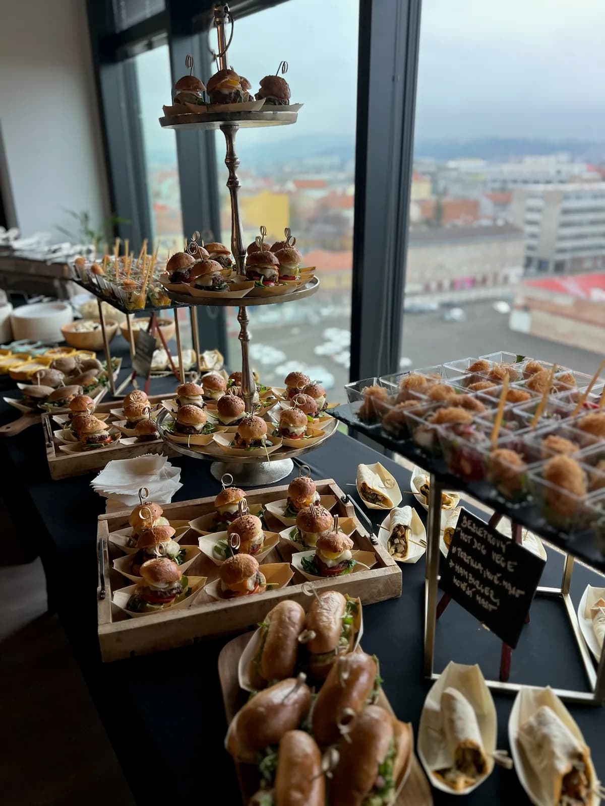Etažérka s mini burgery na firemní akci v kanceláři