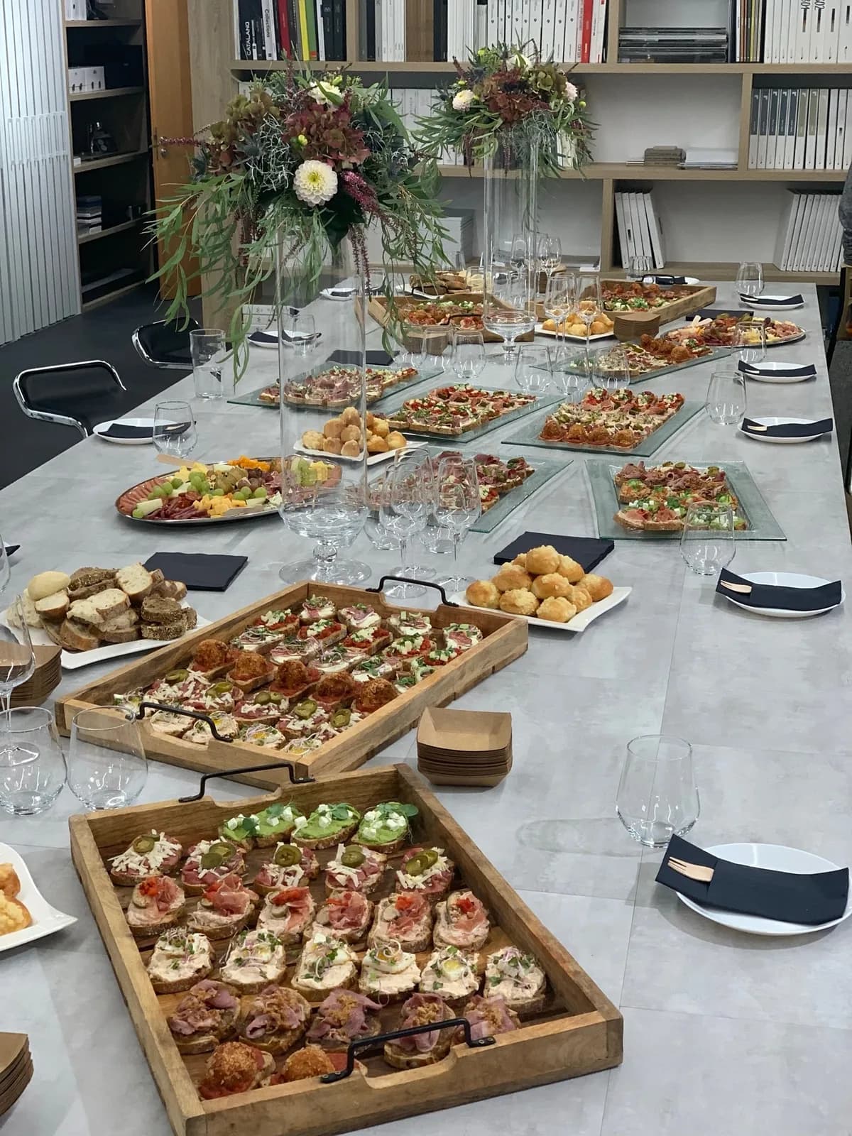 Catering připravený na stole v zasedací místnosti